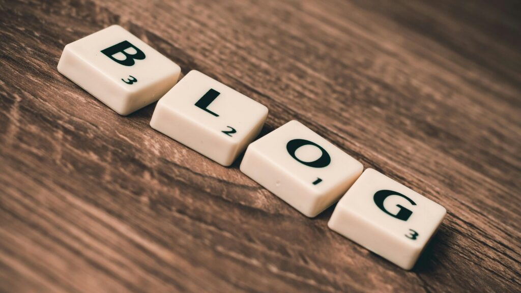 Letras de Scrabble formato a palabra BLOG. Imaxe de banco gratuíto.