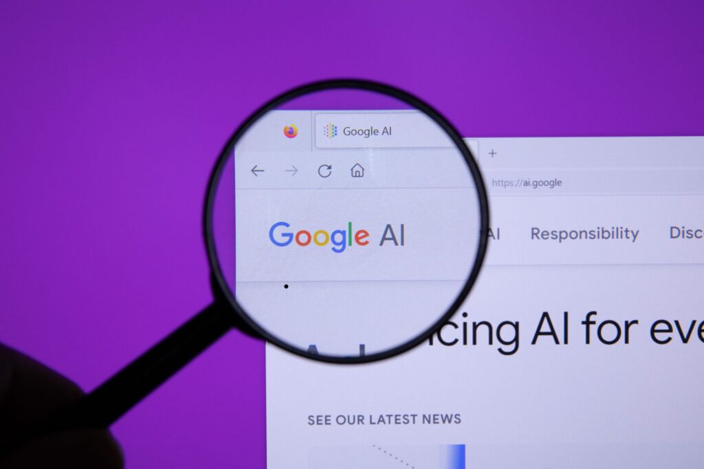 Imaxe dunha lupa sobre o navegador con Google AI de fondo. Imaxe de Jernej Furman.