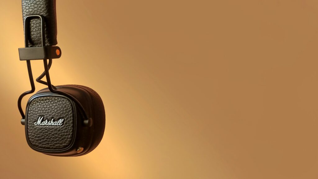 Imaxe dun auricular sobre fondo dourado. Imaxe baixo licenza Unsplash, de Jaspreet Kalsi (@jaspreetsinghkalsi)